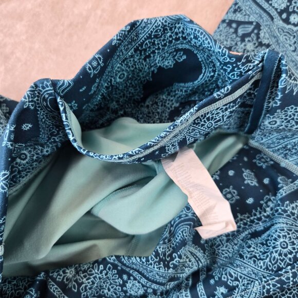 Fabletics Leggings Sz Large Blue Bandana Stretchy Athletic Workout Pull On Pants - Picture 13 of 13